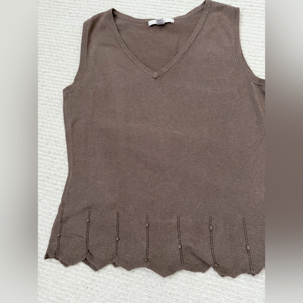 Sleeveless sweater top.